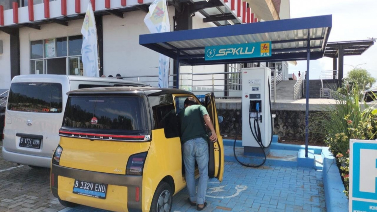 Pemudik pengguna mobil listrik di SPKLU Rest Area KM 20A