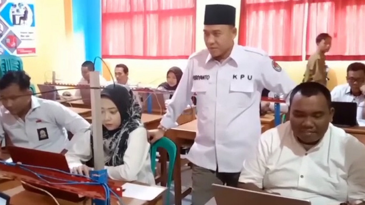 KPU Tulang Bawang memantau proses tes tertulis PPK.