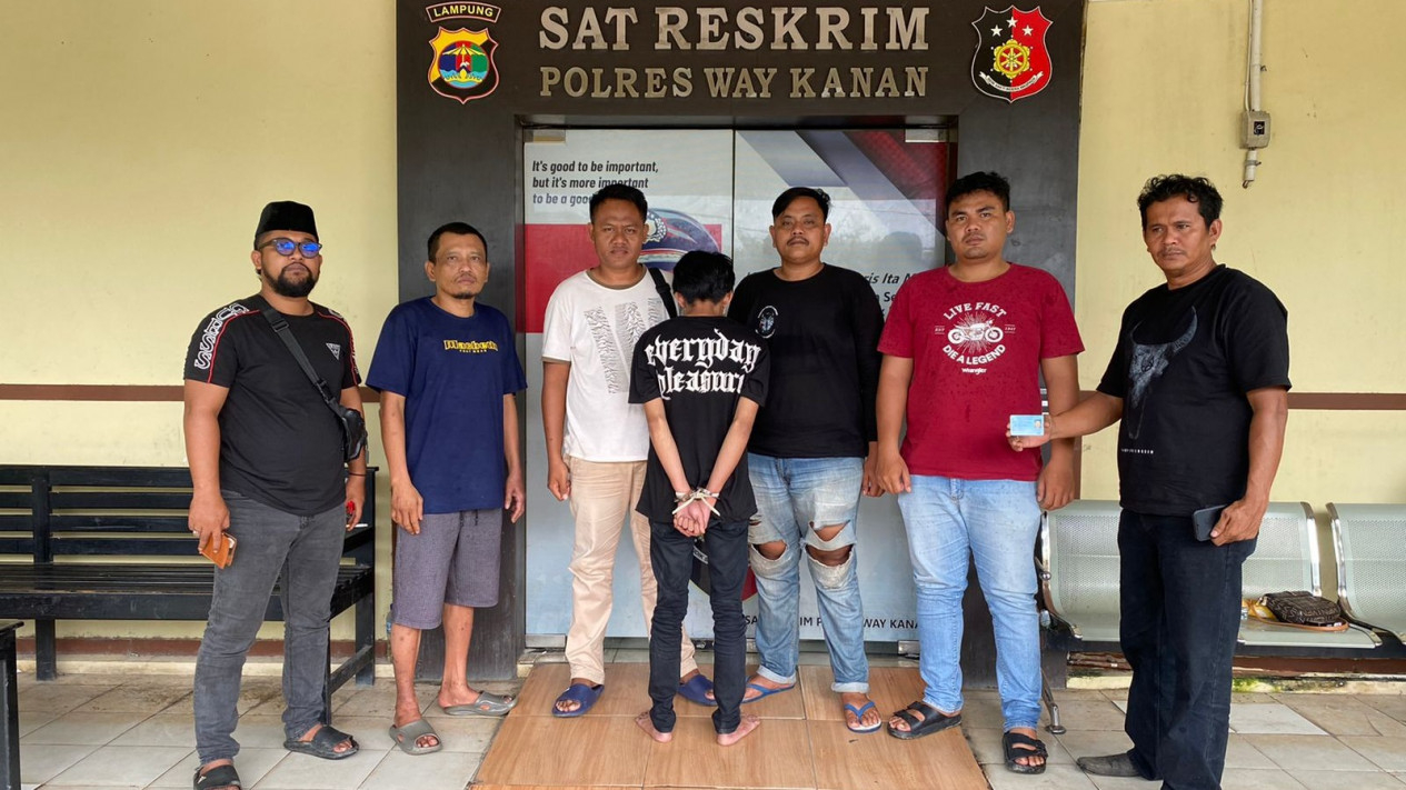 Pelaku Penjambretan saat diamankan di Polres Waykanan