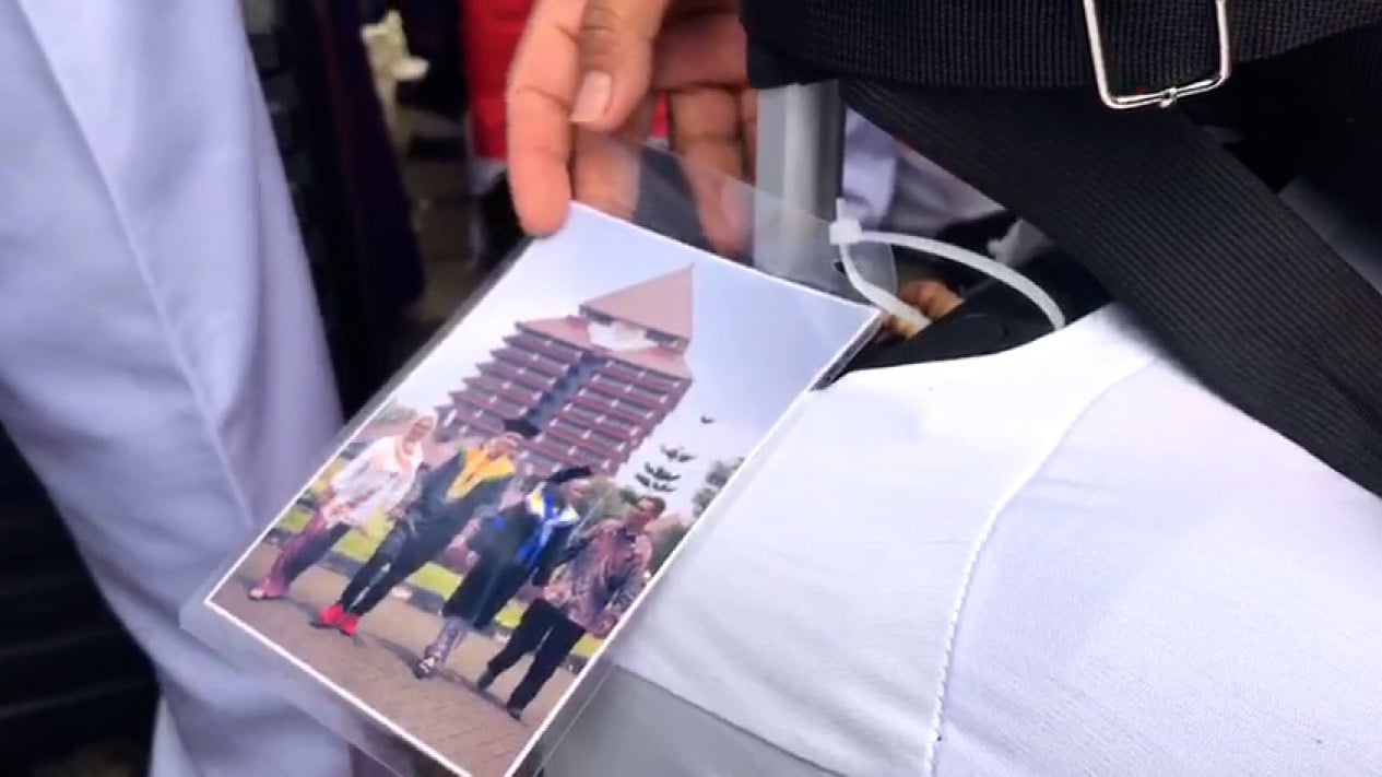 Foto keluarga sebagai penanda koper jemaah haji.