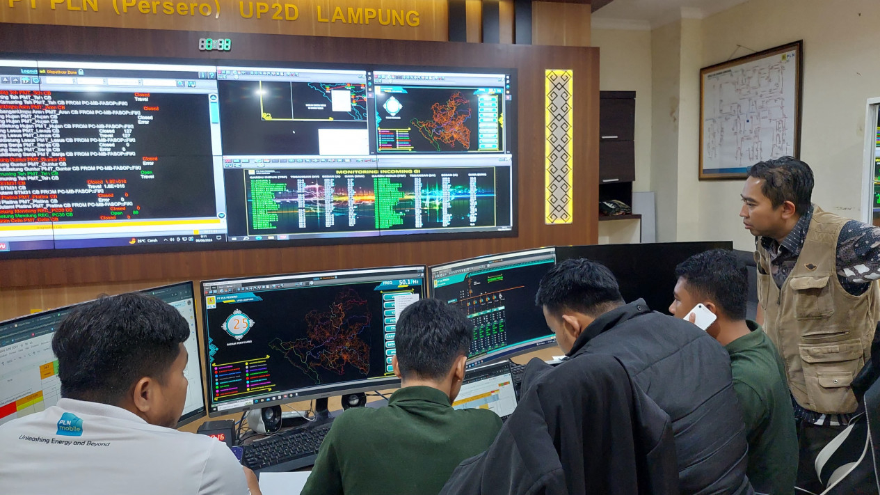 Memantau aktivitas pemulihan kelistrikan Lampung