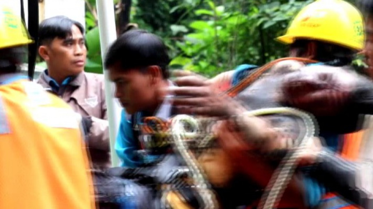 Petugas mengevakuasi korban tersengat listrik.