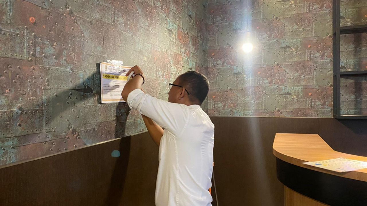 Petugas menempel segel di lokasi THM