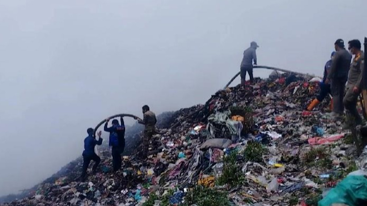 Kepulan asap di TPA Bakung berusaha dipadamkan petugas gabungan.