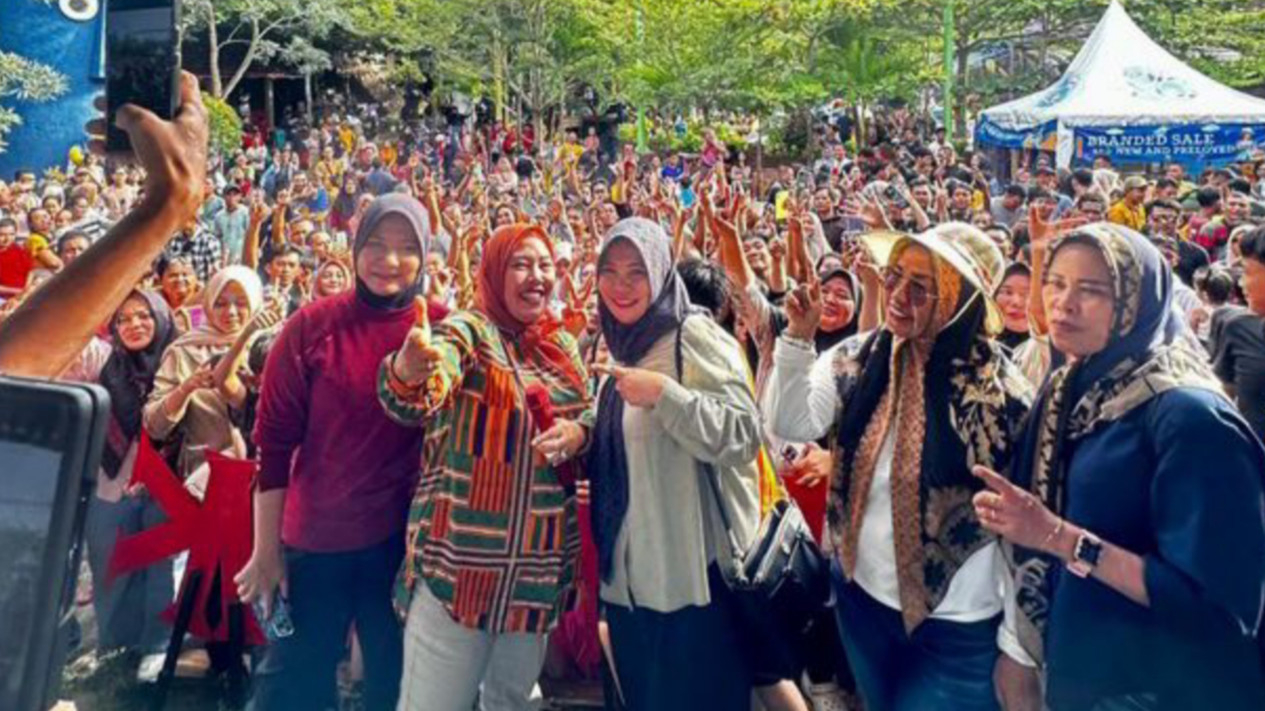 Bunda Dor-dor berfoto bersama pengunjung