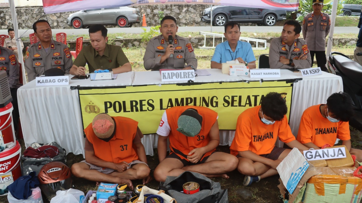 Polres Lampung Selatan mengungkap kasus pencurian di toko cat.