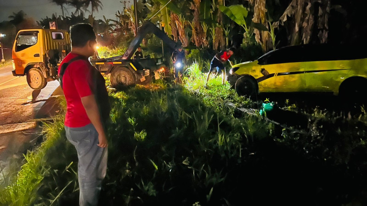 Polisi mengamankan barang bukti satu unit mobil.