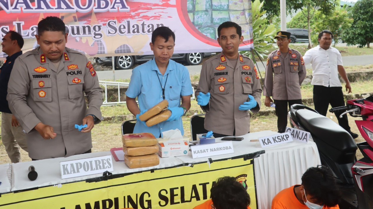 Polres Lampung Selatan mengungkap penyelundupan 16 Kg Ganja.