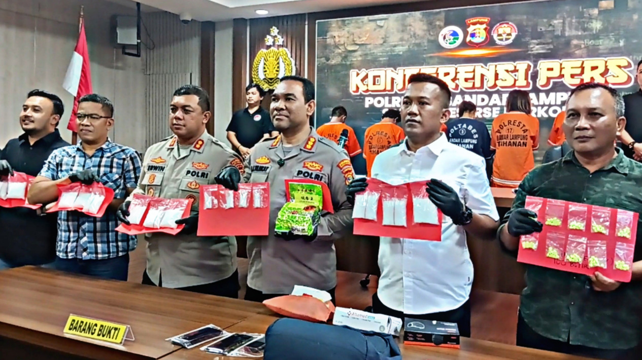 Barang bukti ditunjukkan dalam konferensi pers