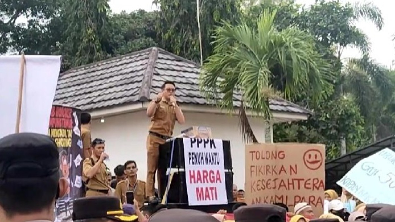 Ribuan tenaga honorer di Lampung Timur gelar aksi demo.
