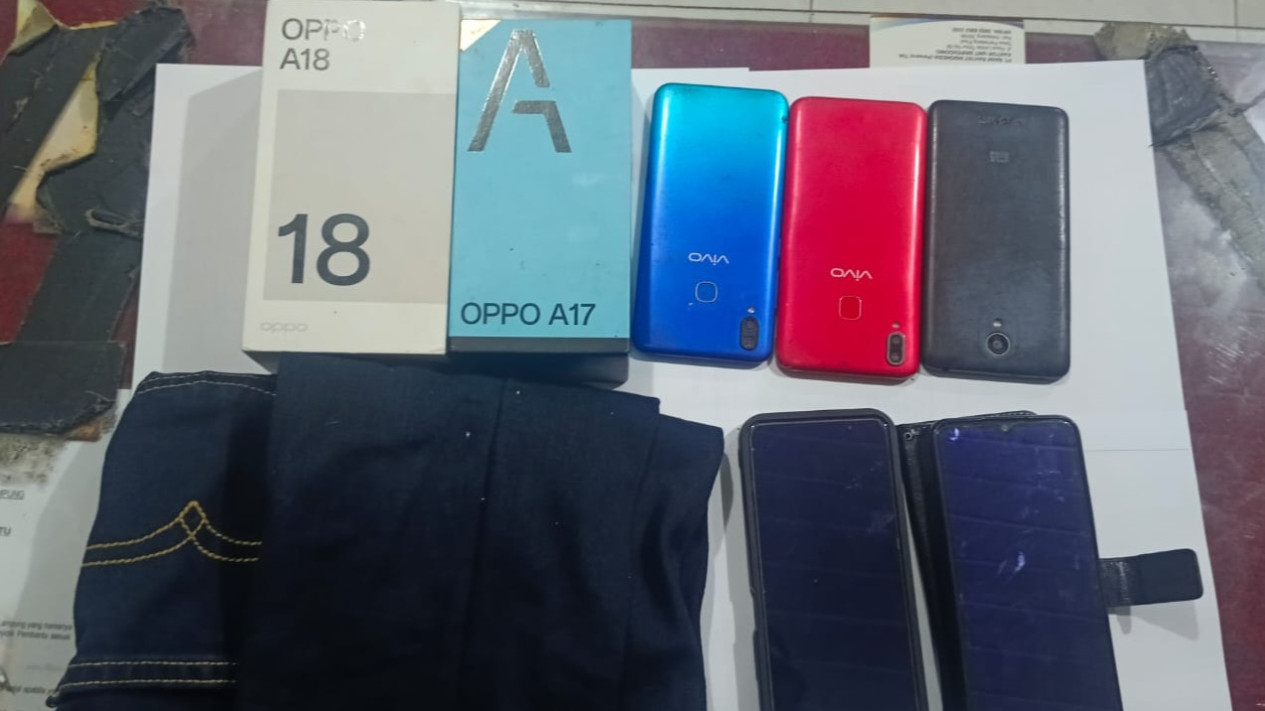 Barang bukti handphone hasil curian.
