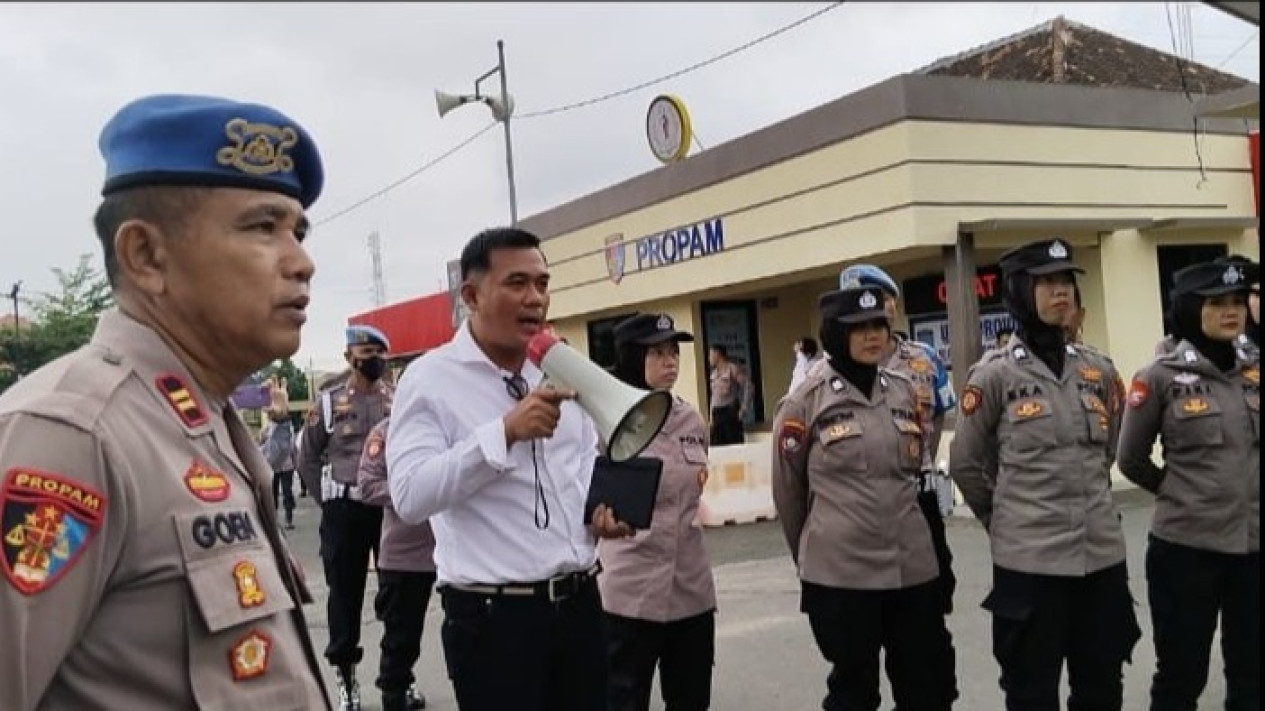 Kasat Reskrim Polres Metro AKP Hendra Sapuan (baju putih).