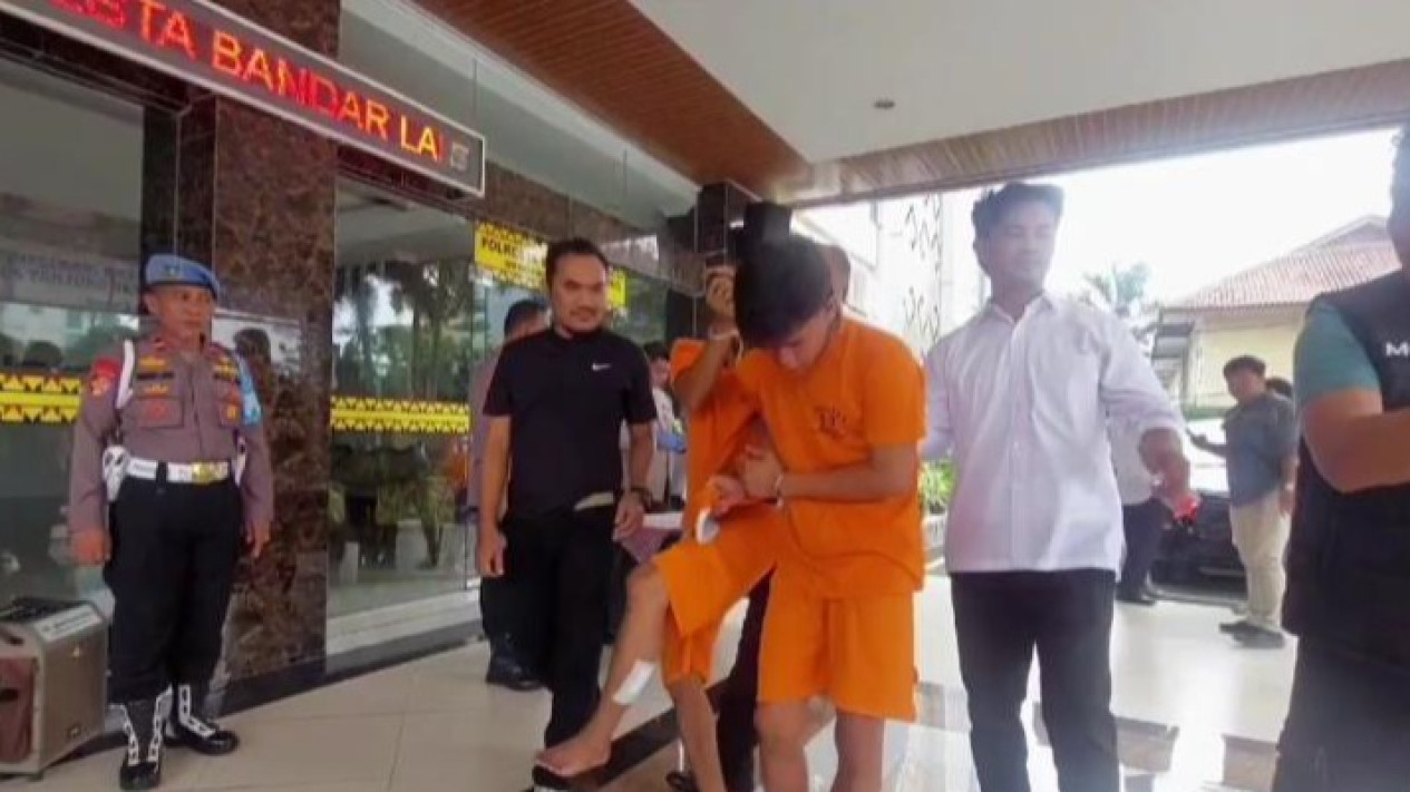 Polisi menangkap komplotan begal sopir mobil online.