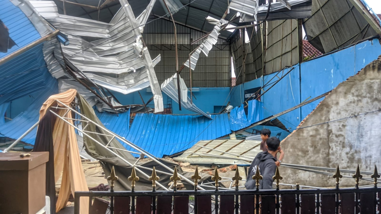 Gedung Badminton di Gang Swadaya Rusak Parah