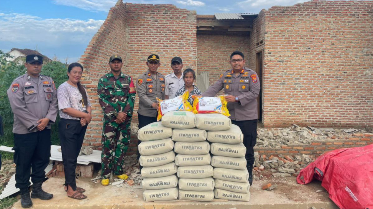 Kapolres serahkan bantuan