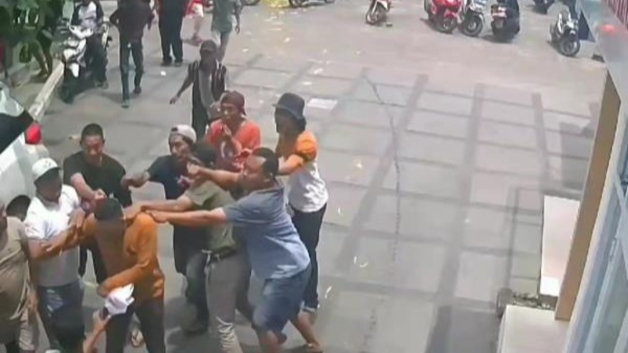 Dua kelompok baku hantam di parkiran RS Bob Bazar Kalianda.