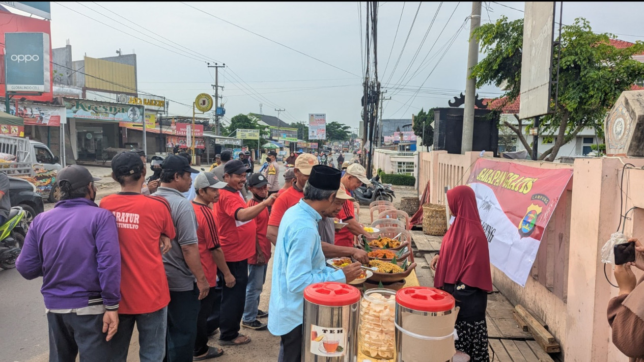 Polsek Jati Agung bagikan sarapan gratis.