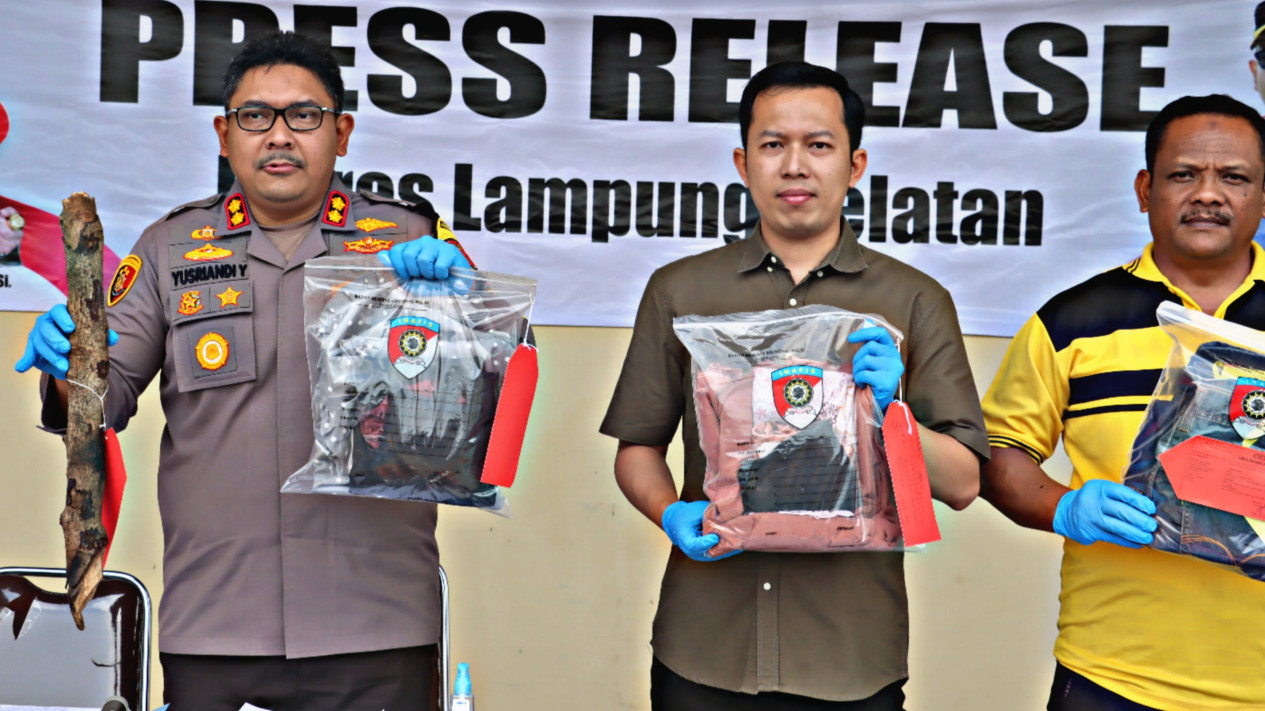 Kapolres Lampung Selatan menunjukkan barang bukti