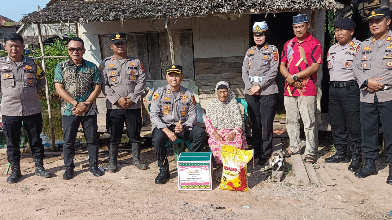 Polres Mesuji berikan bantuan sosial di Desa Sungai Cambai.