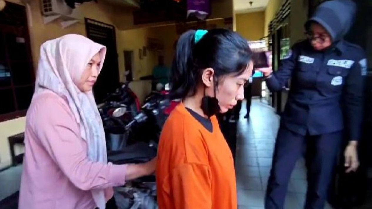 Polsek Teluk Betung Selatan tangkap IRT curi perhiasan emas.