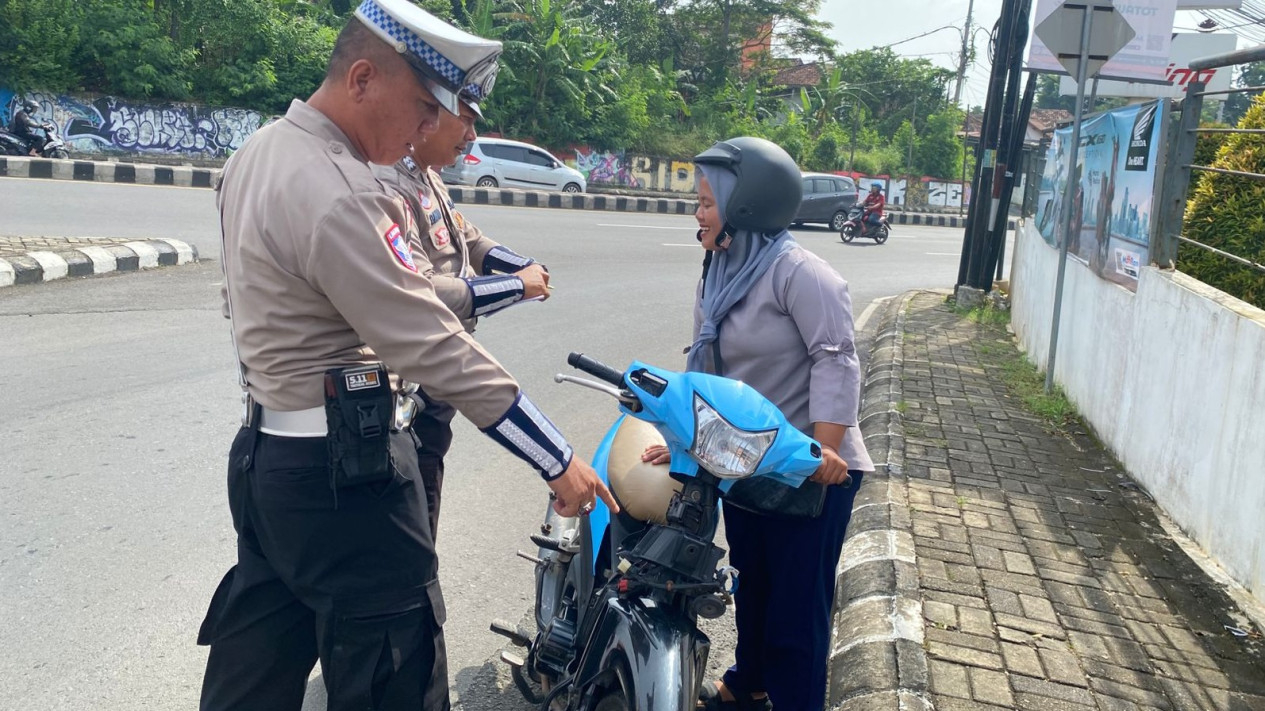 Polisi melakukan razia kendaraan bermotor.