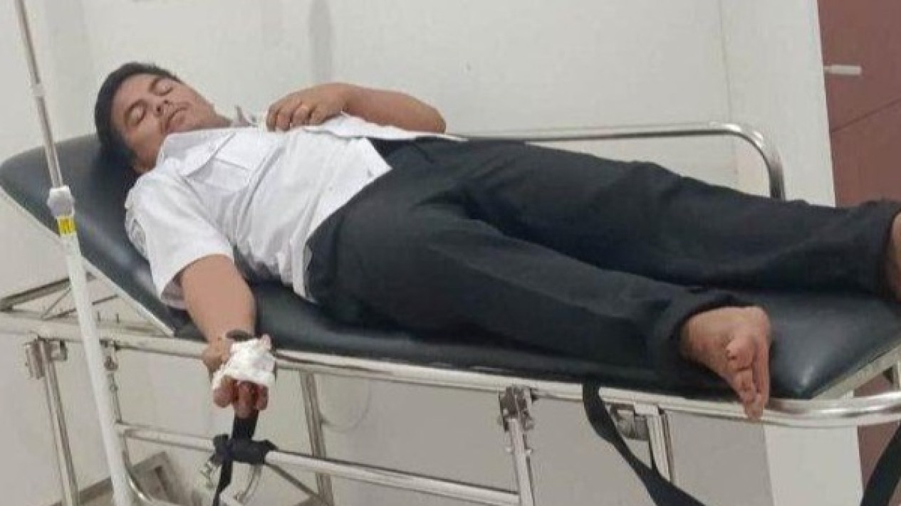 Kondektur bus Damri menjadi korban penganiayaan.