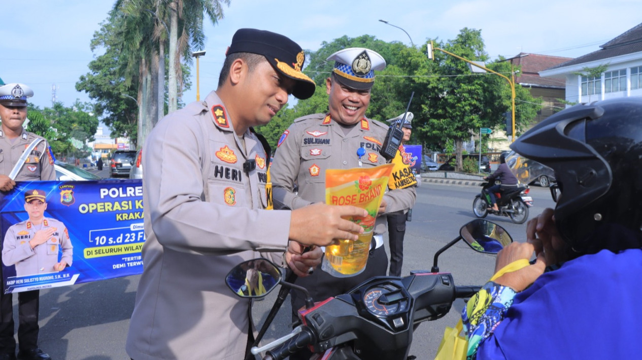 Kapolres Metro bagi-bagi sembako ke pengendara jalan.