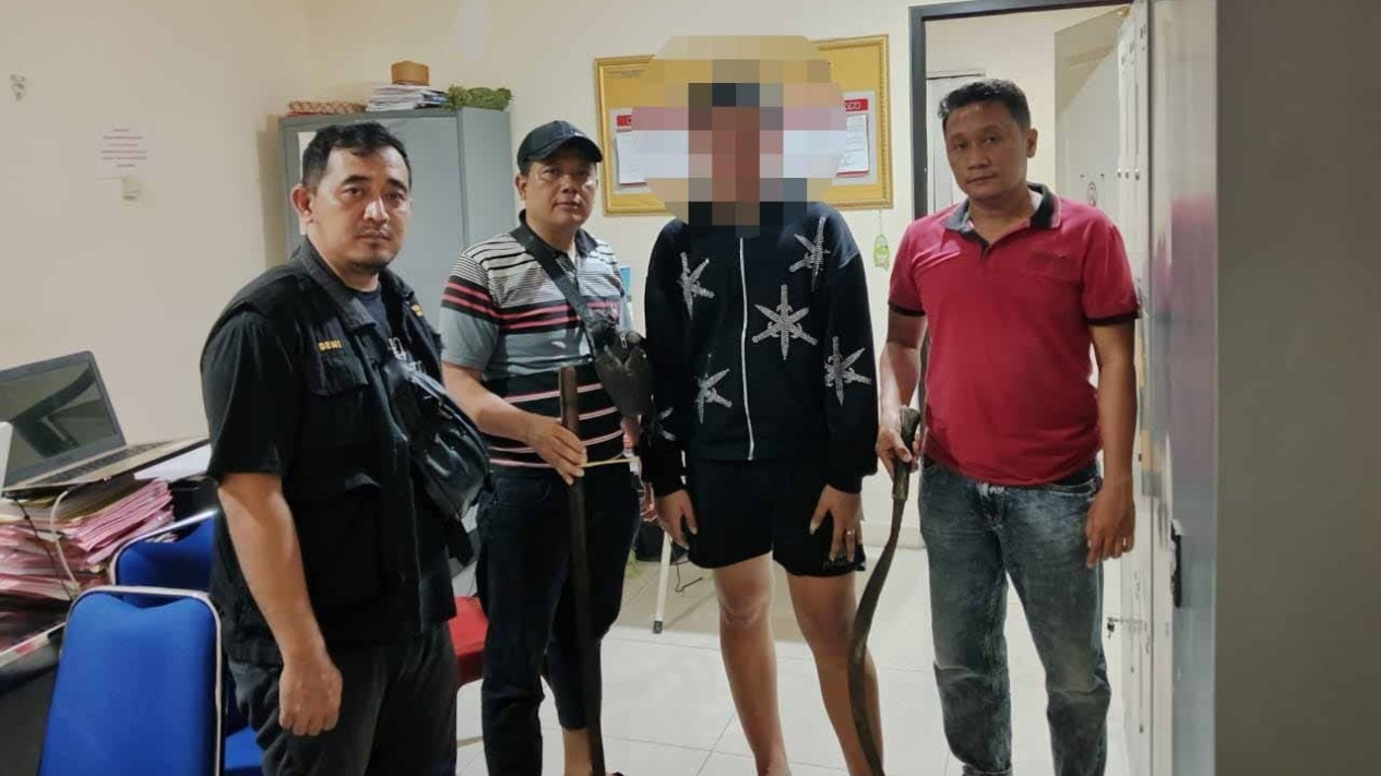 Pelajar bawa sajam ditangkap, mobil polisi dibacok.