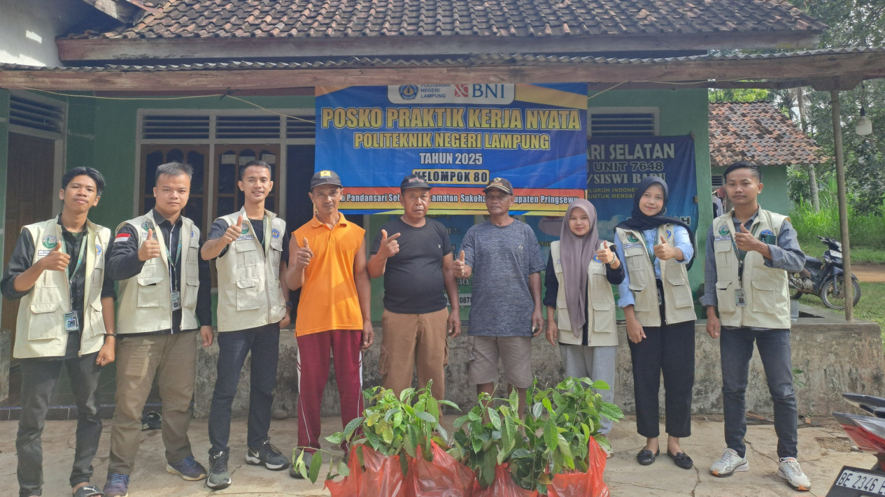 Mahasiswa PKN Polinela gelar penanaman ratusan bibit pohon.