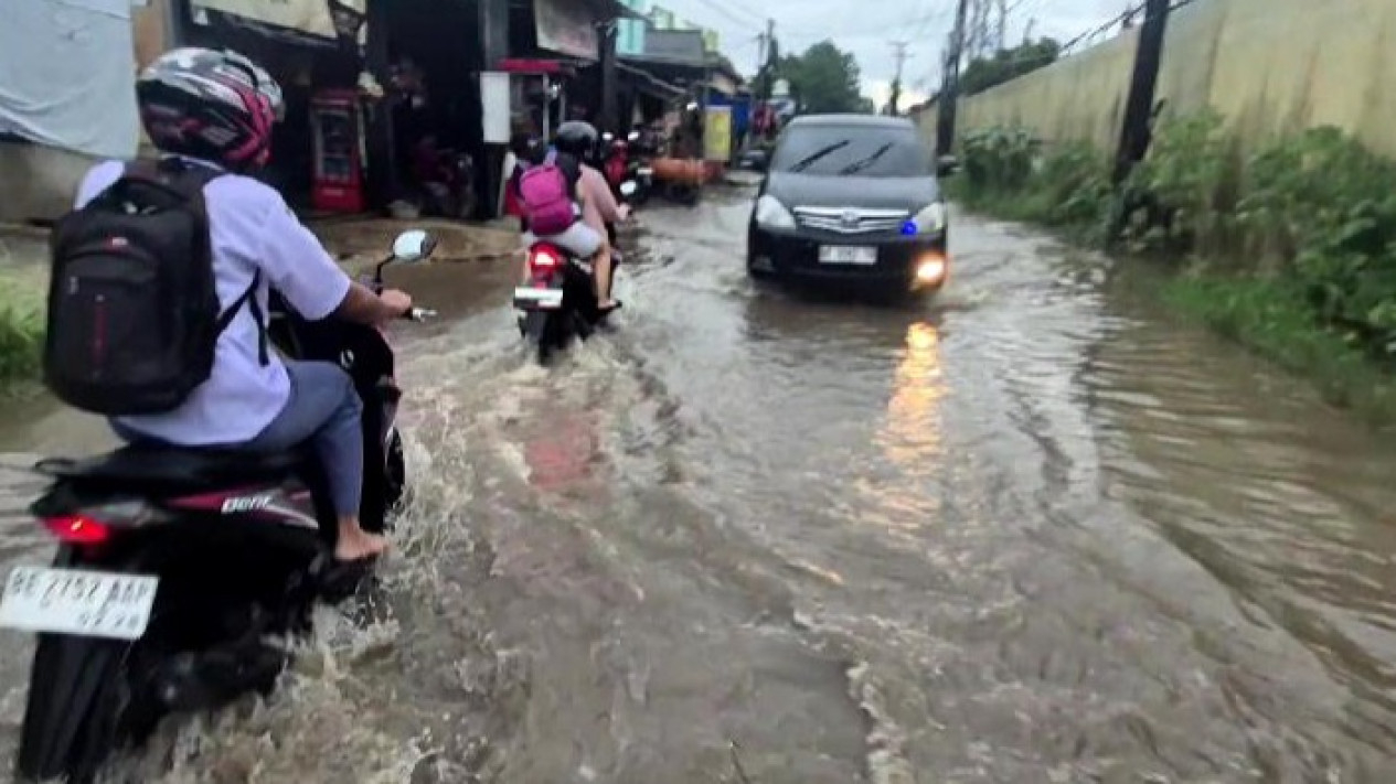Banjir merendam sejumlah jalan protokol di Kecamatan Sukarame.