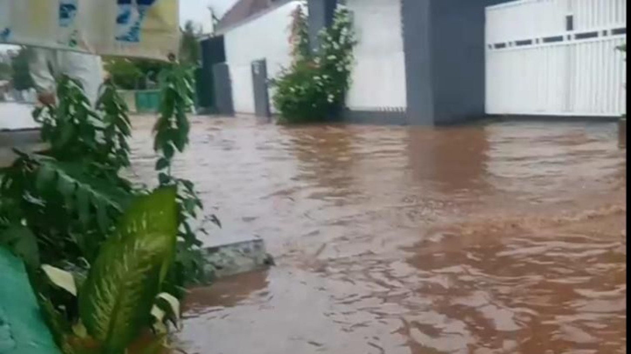Rumah warga terendam banjir.