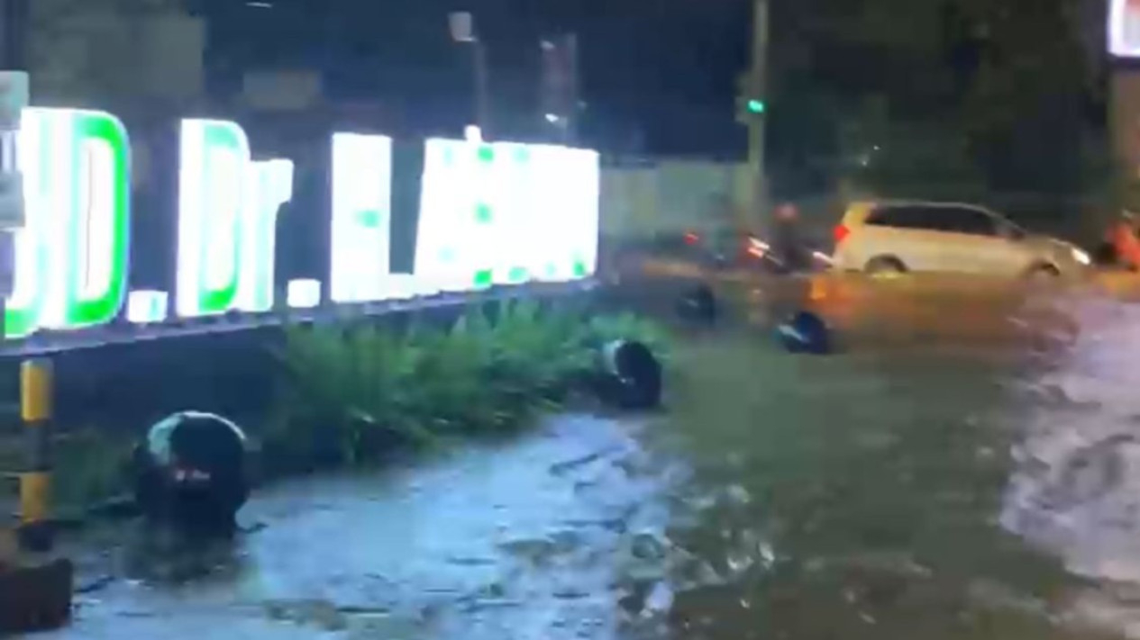 Banjir rendam jalan di depan RSUDAM Bandar Lampung.