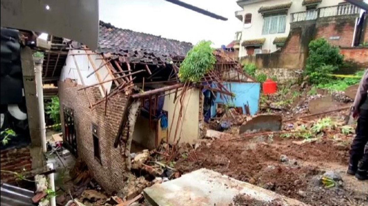 Rumah pasutri tewas tertimbun runtuhan tembok.