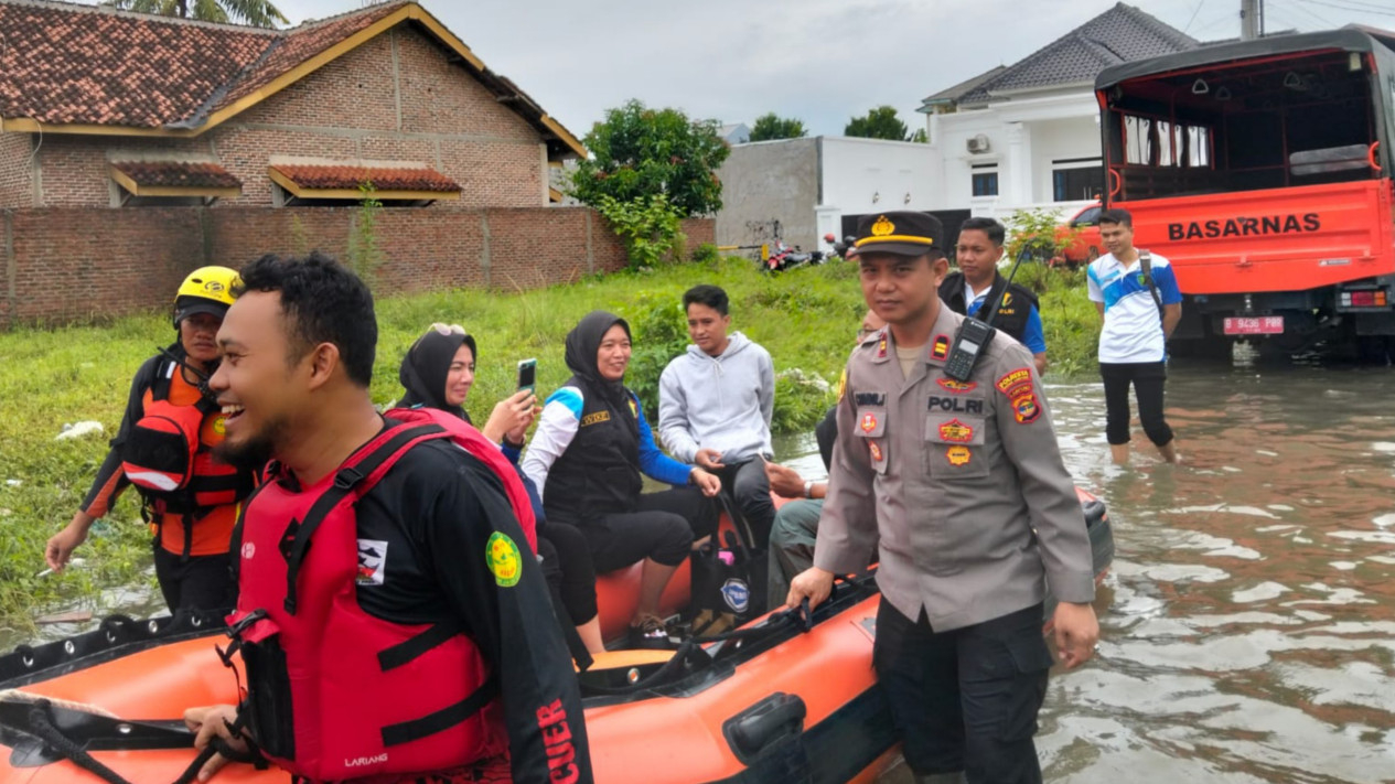 Kapolsek Tanjung Senang membantu evakuasi warga