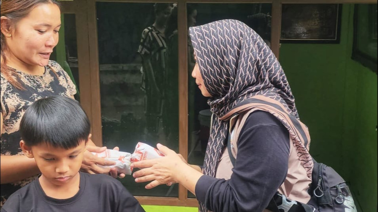 Dewi Mayang Suri Djausal salurkan bantuan ke korban banjir.
