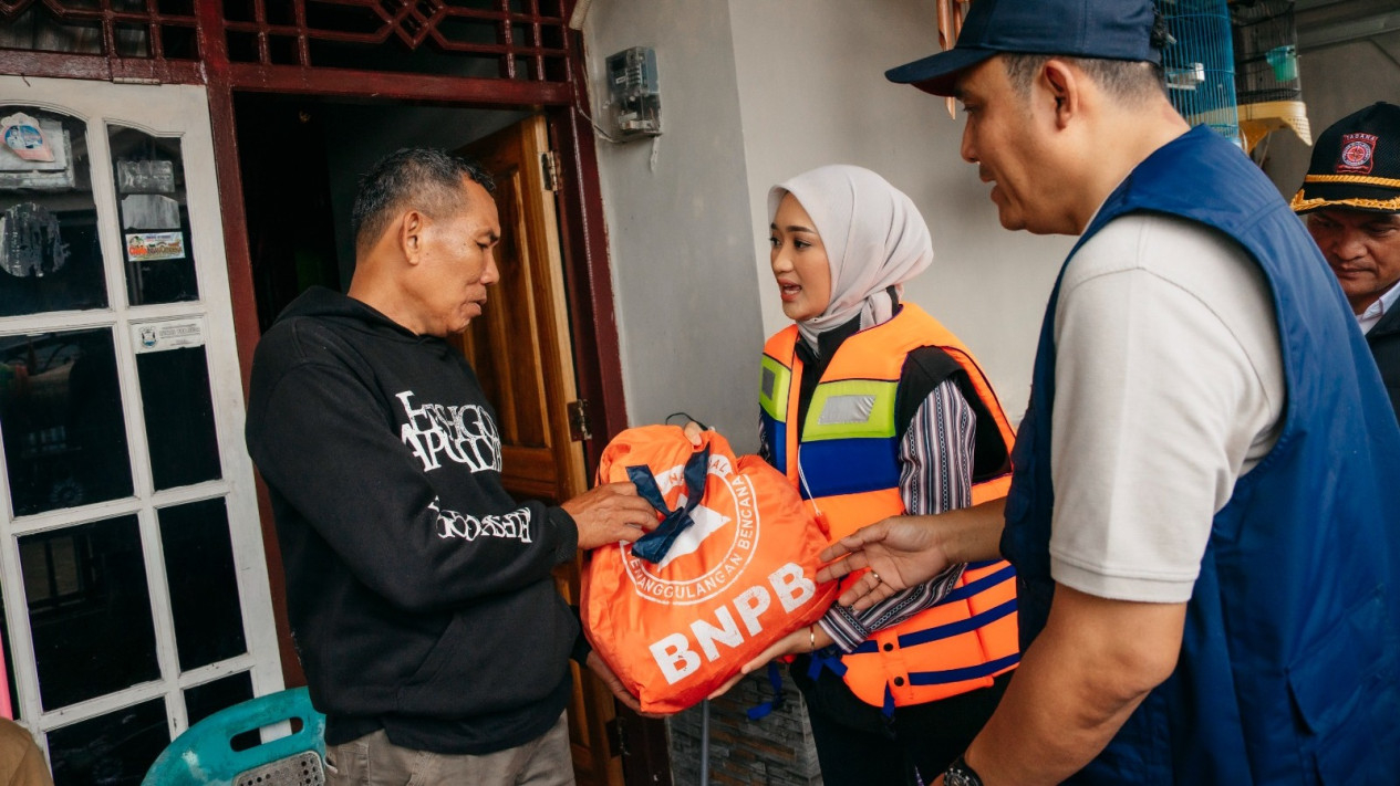 Wagub Lampung Jihan Nurlela memberikan bantuan ke korban banjir.