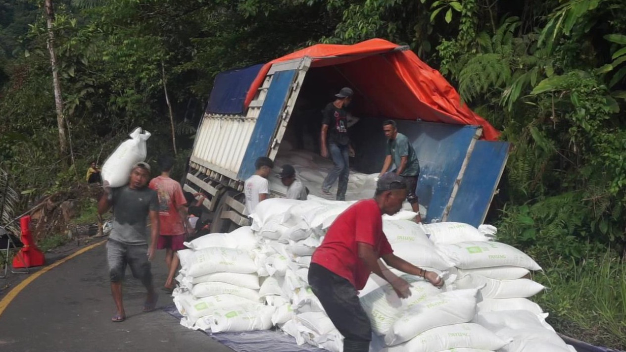 Warga evakuasi muatan truk terperosok di Jalinbar.