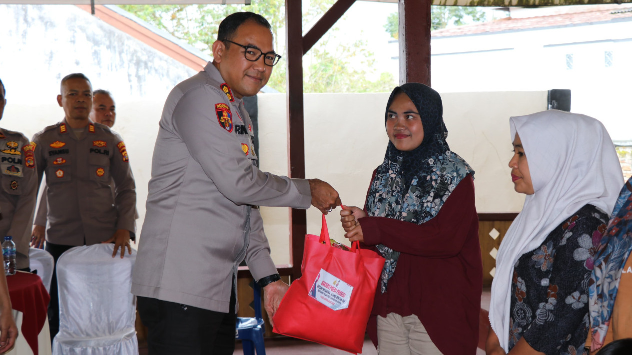 Kapolres Lampung Barat, AKBP Rinaldo Aser memberikan bansos.