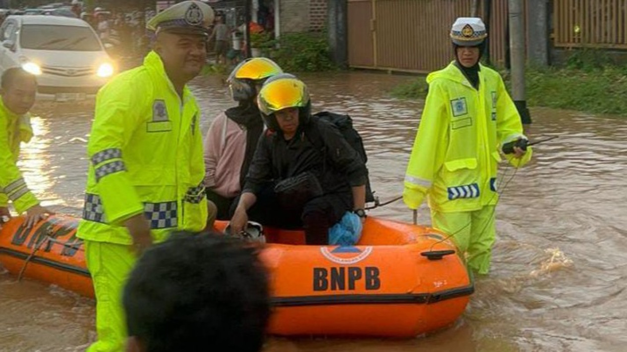 Satlantas Polres Pesawaran membantu warga terdampak banjir.