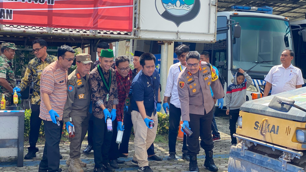 Polres Lampung Selatan memusnahkan botol minuman keras.