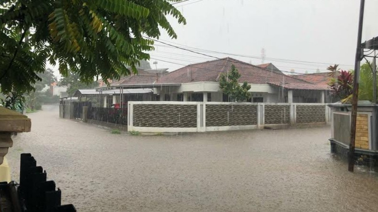 Hujan mengguyur, Palapa 5 belakang UBL kebanjiran.