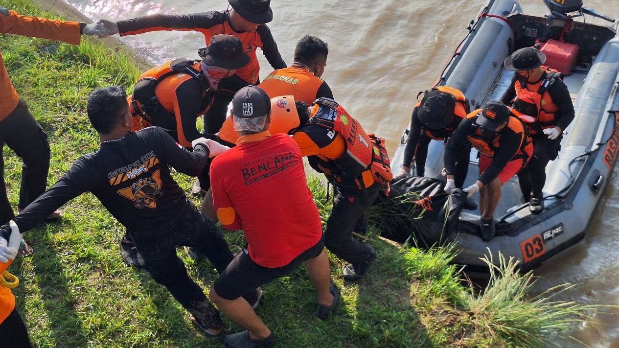 Tim SAR gabungan evakuasi pemancing tewas tenggelam.