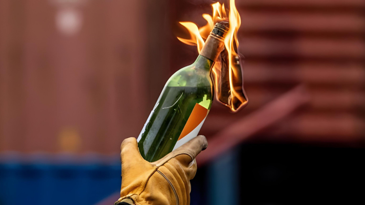 Ilustrasi bom molotov