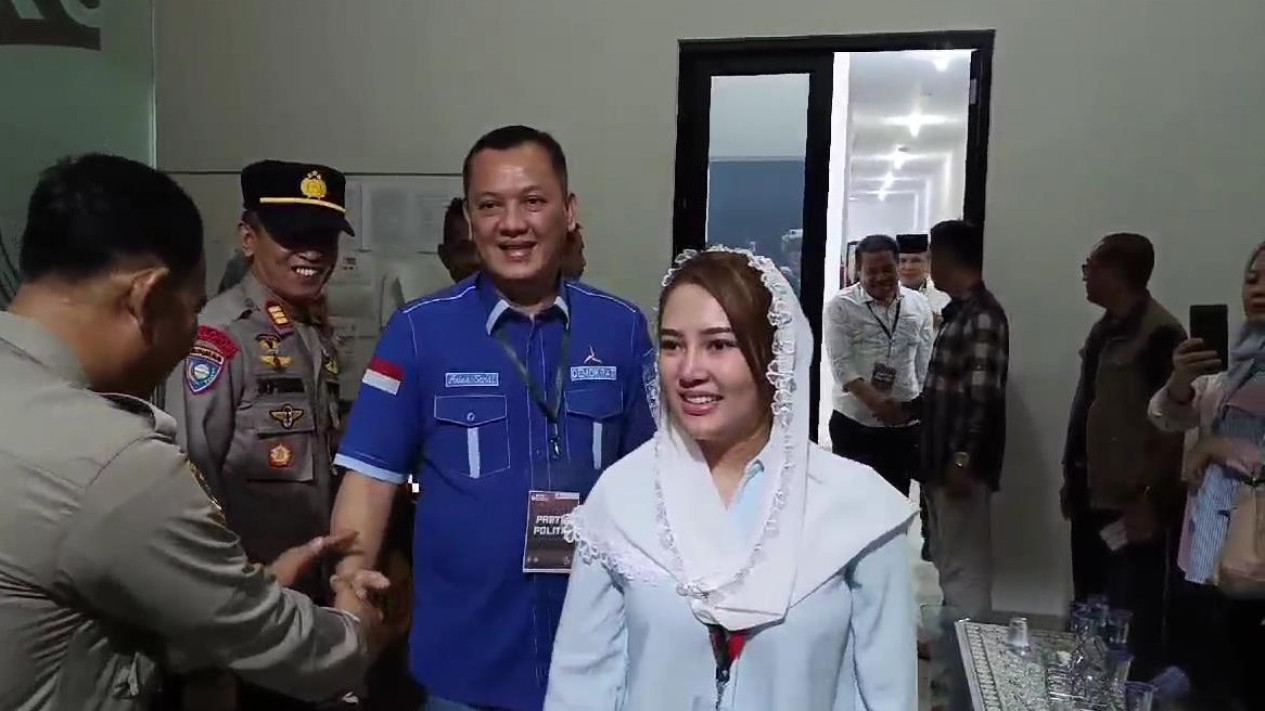 Elin Septiani, bersama suaminya Aries Sandi datang ke KPU.