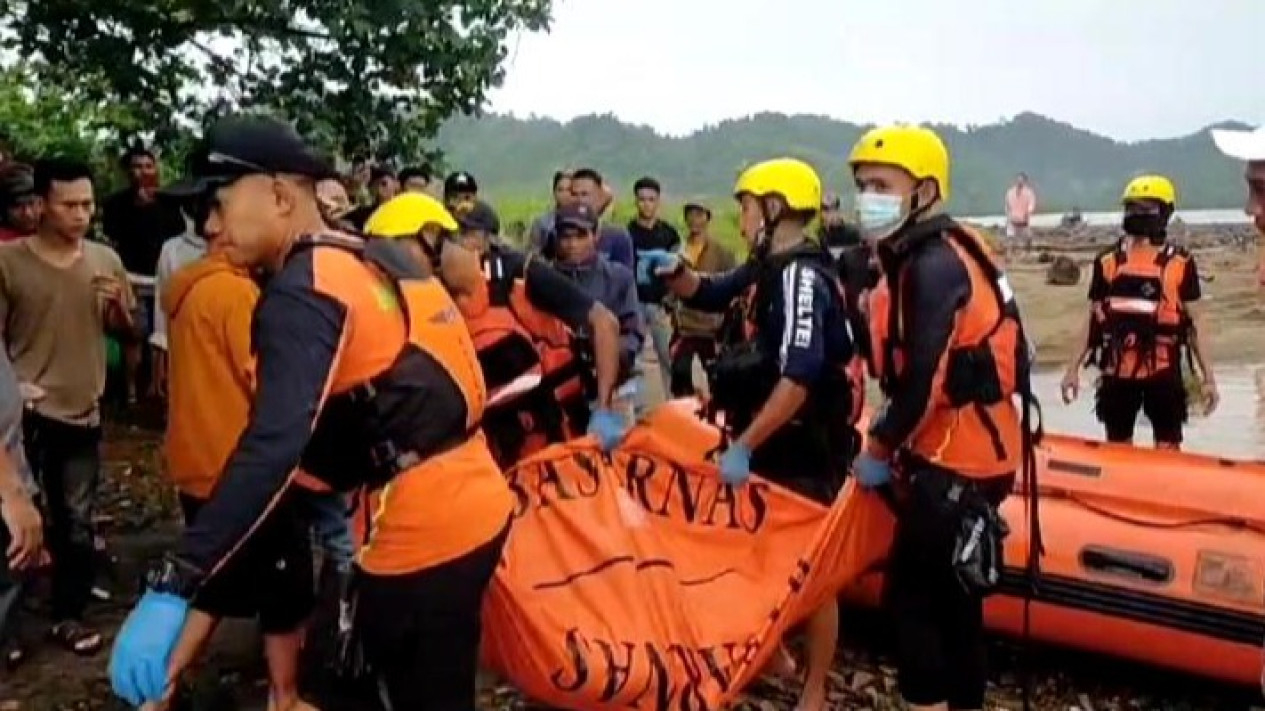Tim SAR gabungan evakuasi korban tenggelam di Pantai Umbar.