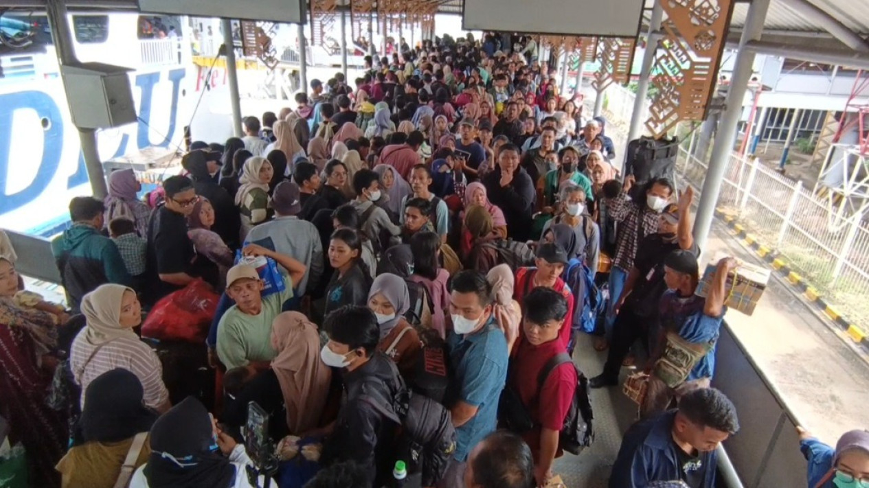 Kerumunan di Dermaga 2 Pelabuhan Bakauheni