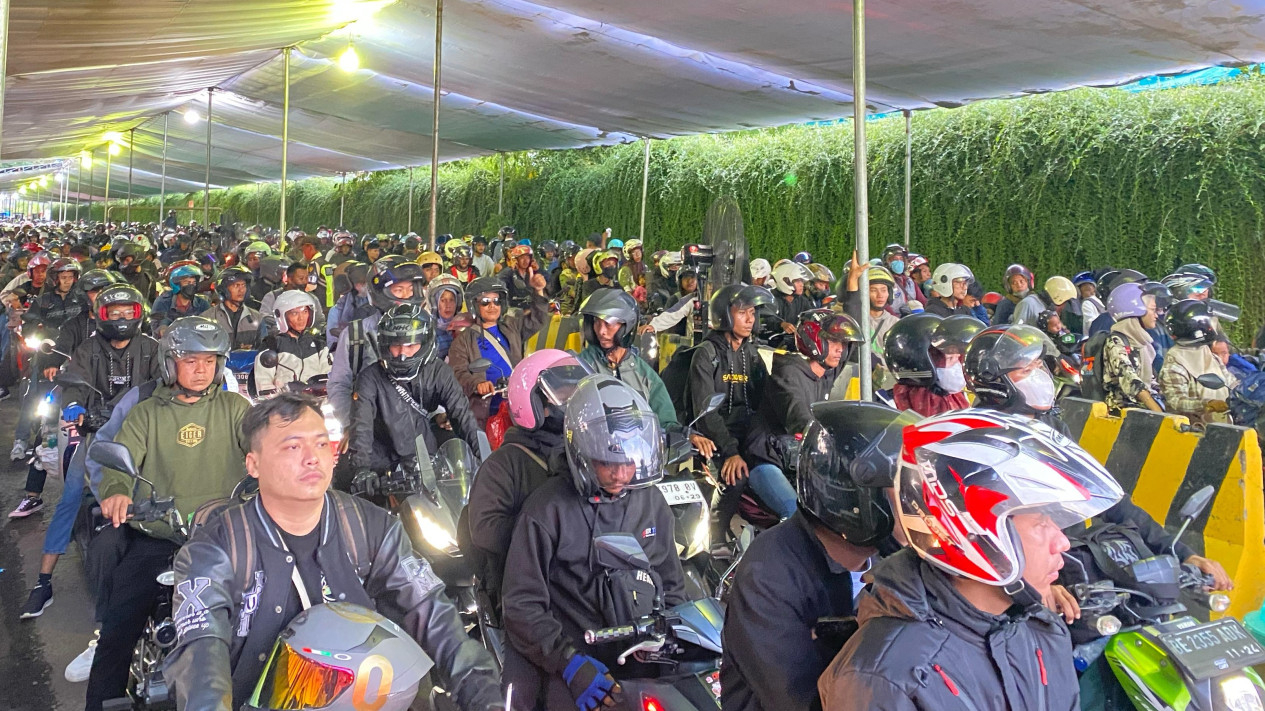 Pemudik motor padati Pelabuhan Bakauheni.