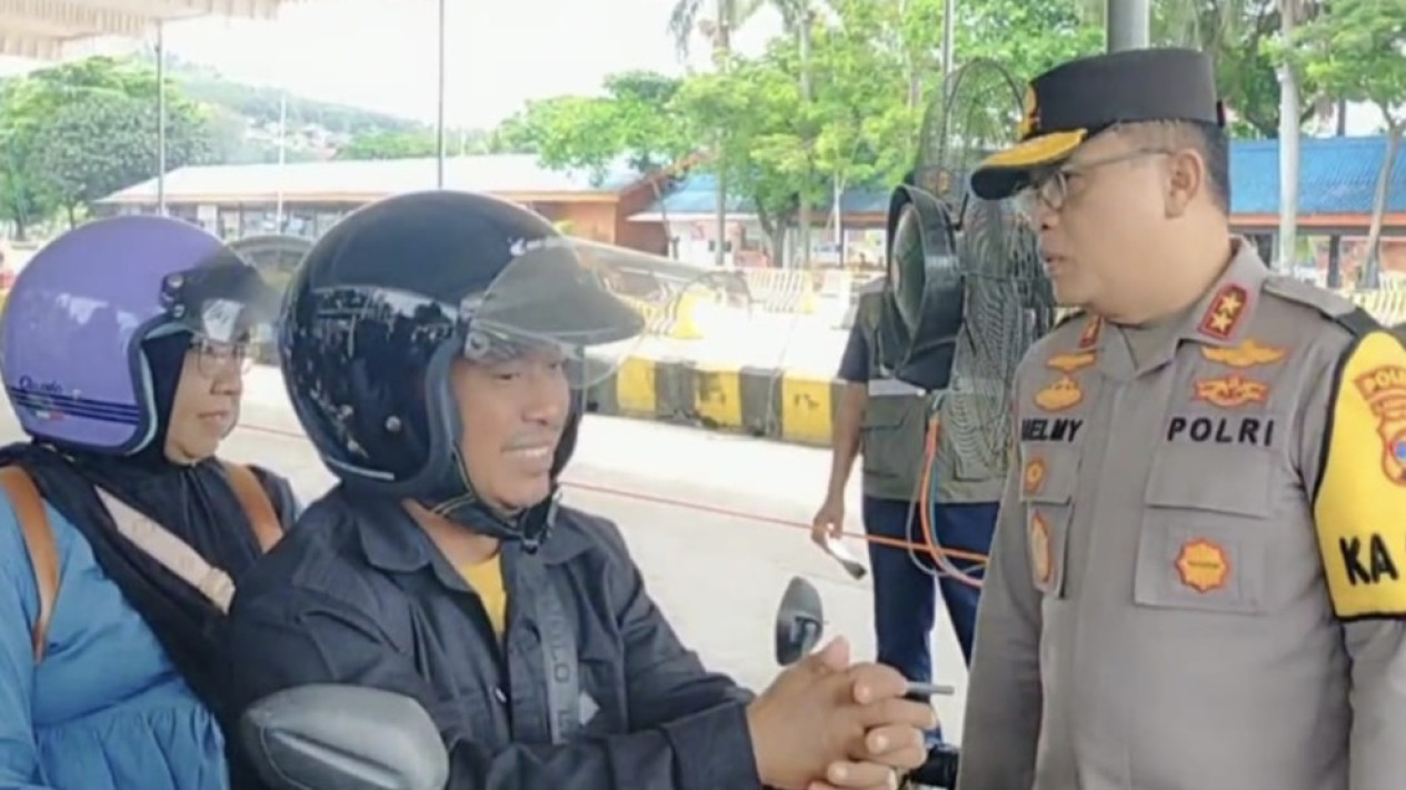Kapolda Lampung berkomunikasi dengan pemudik sepeda motor.