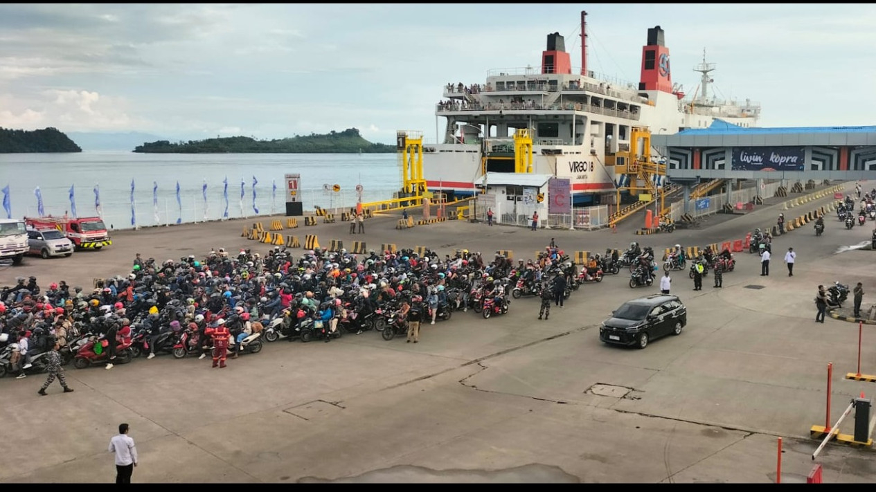 Pemudik di Dermaga 1 Pelabuhan Bakauheni.