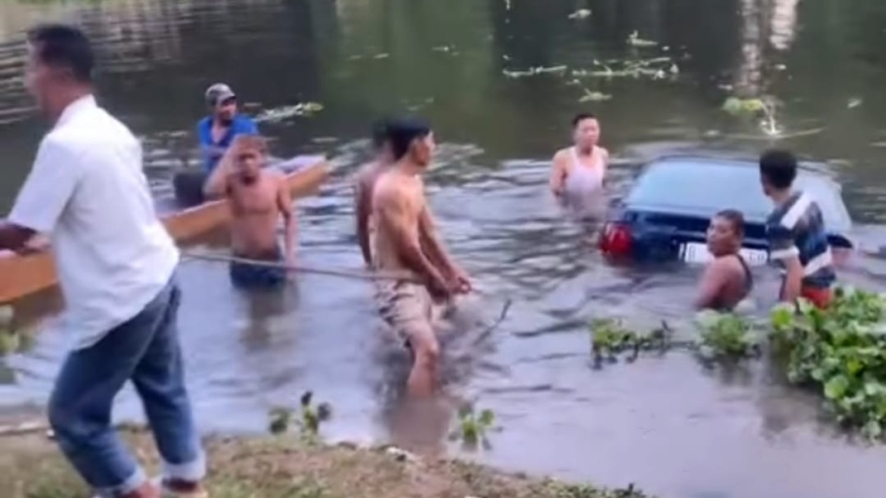 Evakuasi mobil masuk ke dalam danau di Lampung Timur.